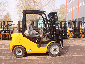 Бензиновый погрузчик UN Forklift FGL30T