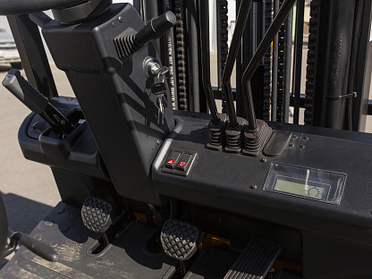 Вилочный автопогрузчик UN Forklift FGL15T